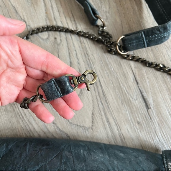 Elegant Leather Crossbody Bag - Picture 12 of 12